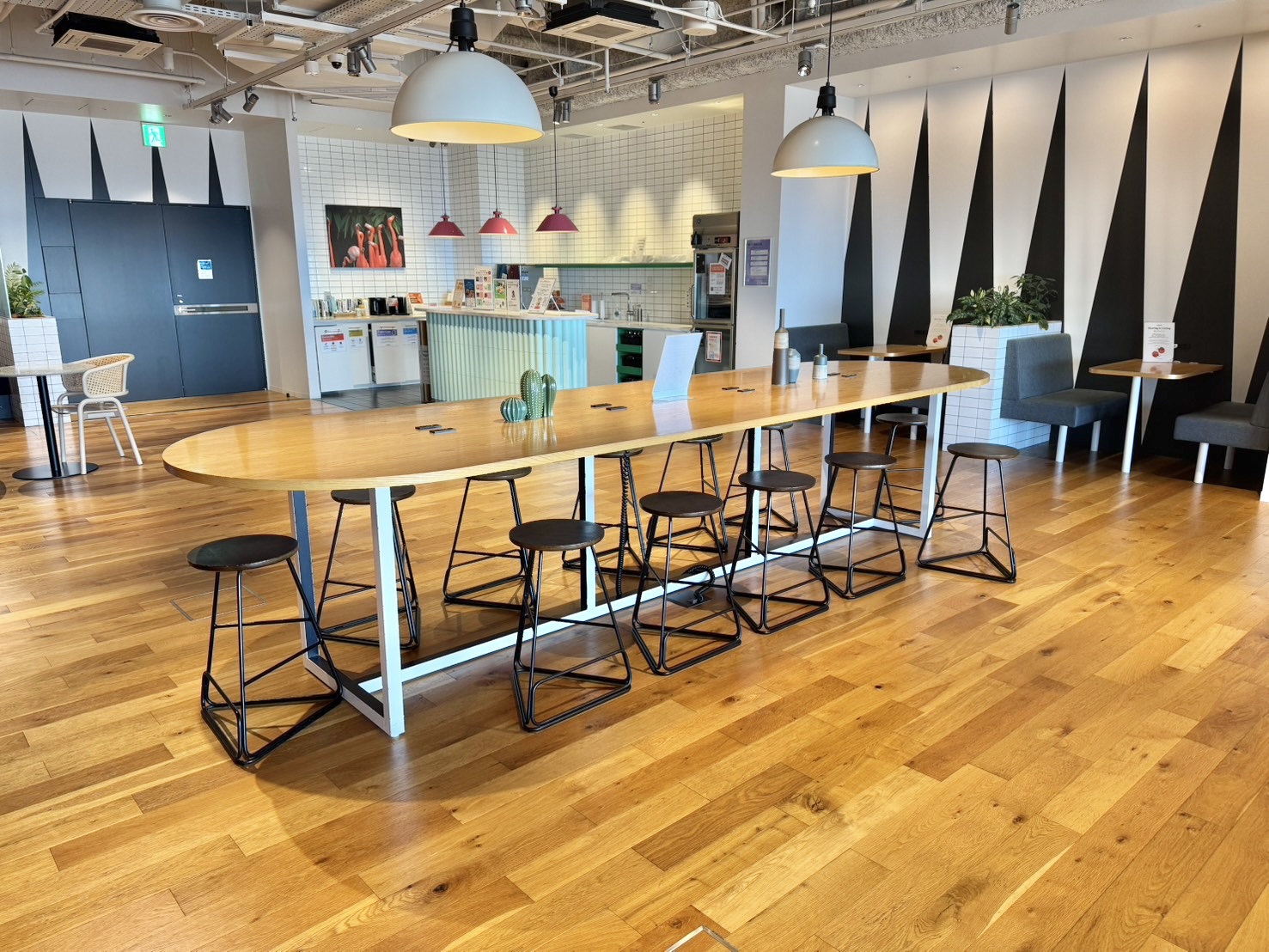 株式会社陽吉グループ大阪支店 共用ラウンジ(バーテーブル)